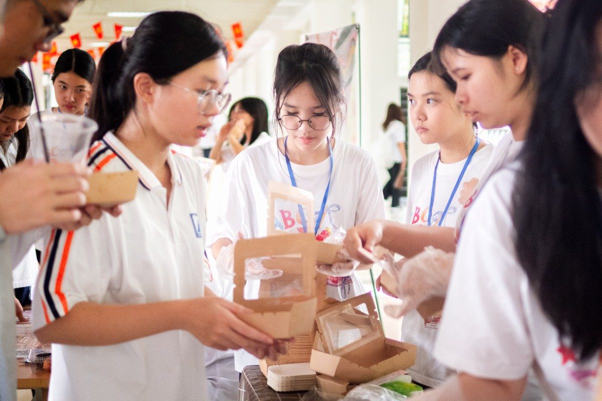Không khí bán bánh nhộn nhịp lan tỏa khắp khuôn viên trường THPT Chuyên Hà Nội - Amsterdam, thu hút đông đảo học sinh tham gia.