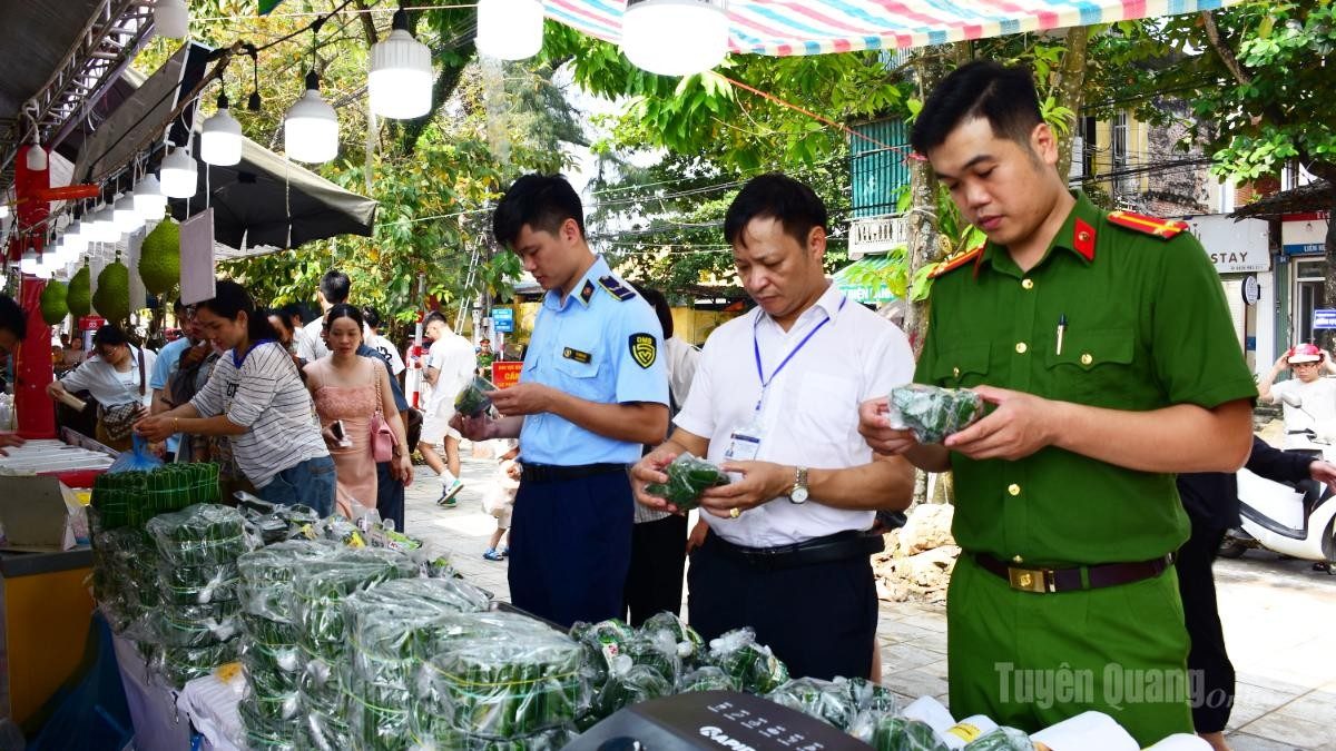 Đoàn kiểm tra liên ngành kiểm tra các mặt hàng bày bán tại Hội chợ. Ảnh Báo TQ