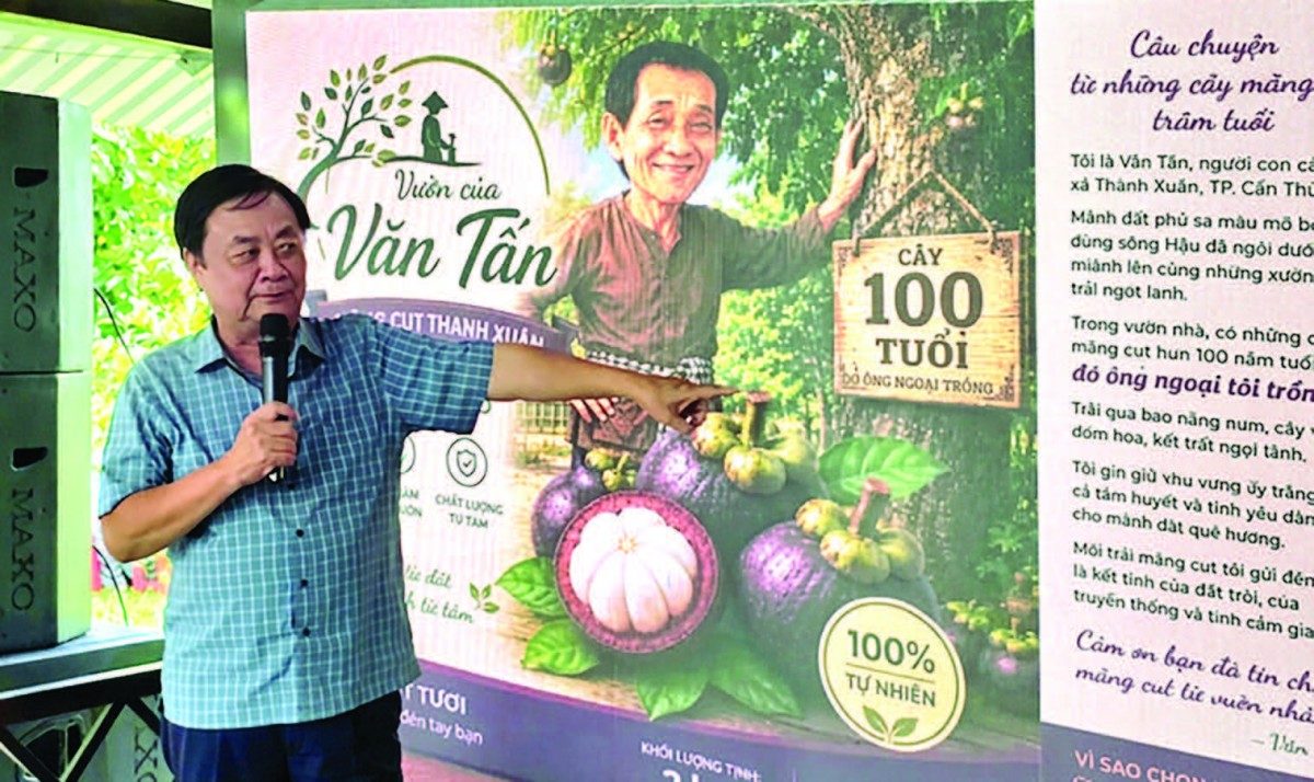 Ông Lê Minh Hoan chia sẻ với người nông dân về cách xây dựng thương hiệu từ sự khác biệt.