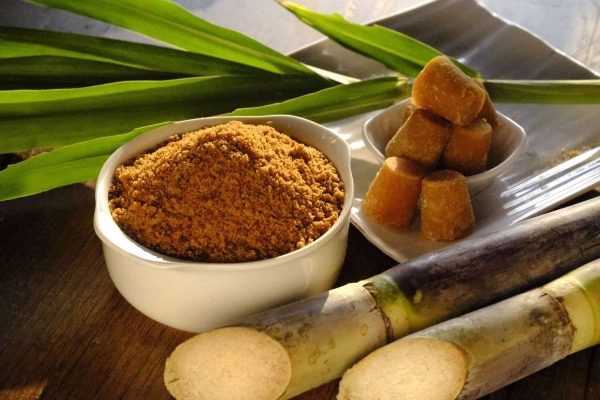 3 công dụng làm đẹp bất ngờ của đường mía thô