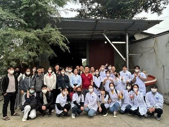 Các em sinh viên, giảng viên cùng cán bộ Chi cục Thủy sản, Chăn nuôi và Thú y tại buổi thực địa