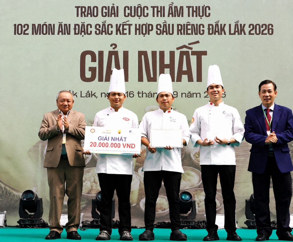 Ban Tổ chức trao giải Nhất Cuộc thi Ẩm thực Sầu riêng Đắk Lắk năm 2026.