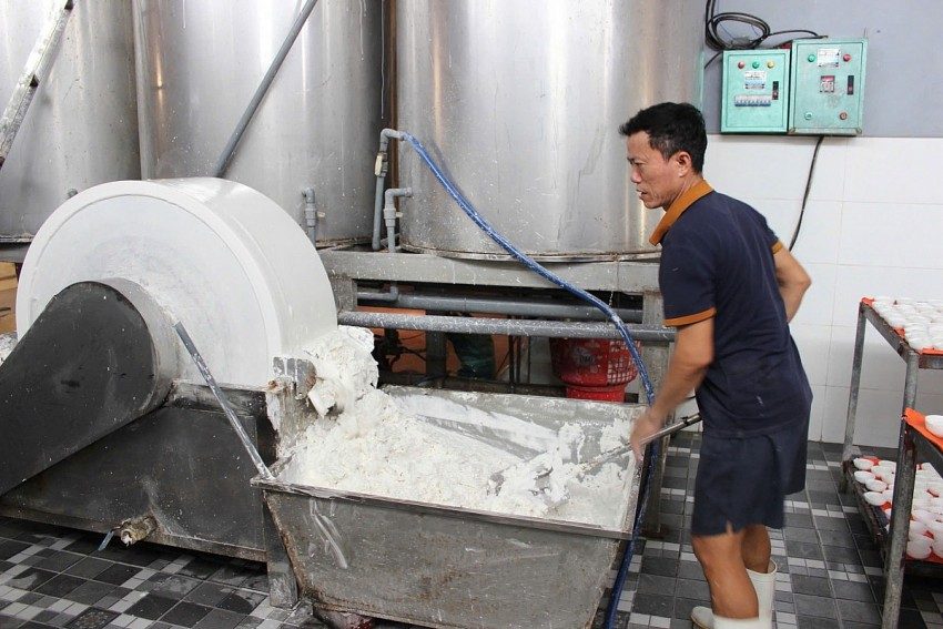 Hộ gia đình như anh Trịnh Thanh Đàm đưa máy móc vào sản xuất để giảm chi phí nhân công, tăng năng suất lao động nhưng vẫn giữ nguyên các công đoạn làm bún truyền thống.
