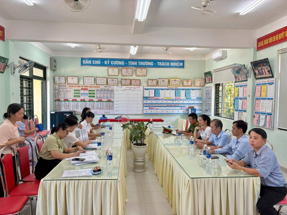 Đoàn liên ngành phường Dương Nỗ kiểm tra điều kiện an toàn thực phẩm tại cơ sở giáo dục, góp phần bảo đảm bữa ăn học đường an toàn, minh bạch.