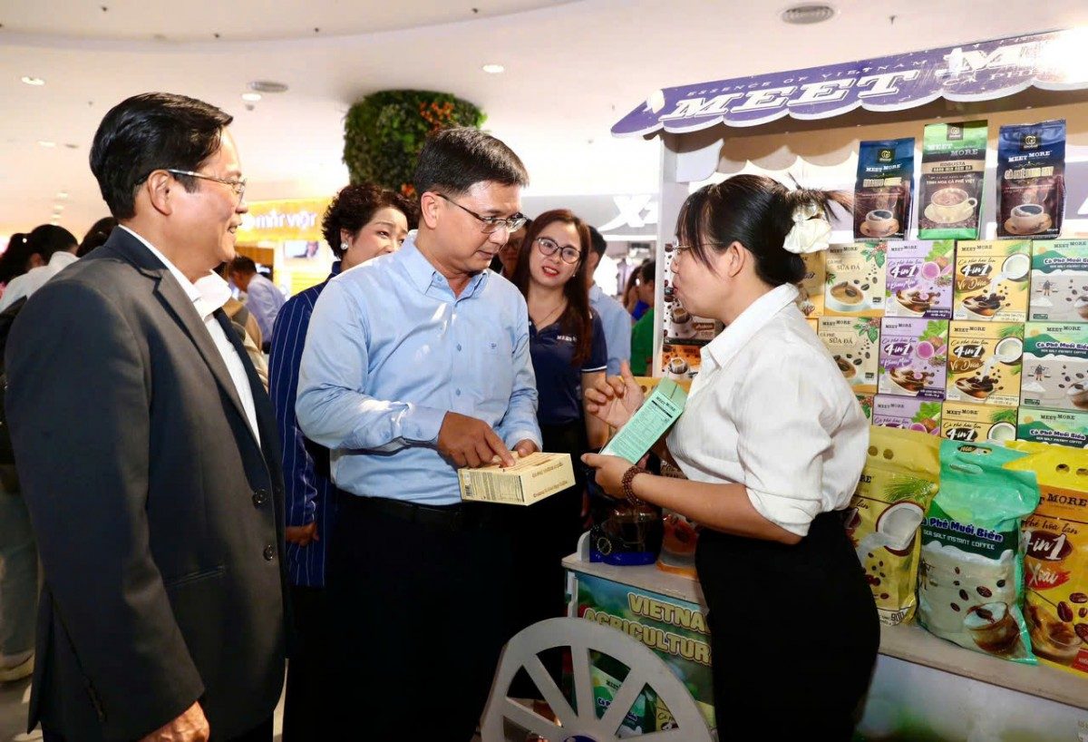 Ông Nguyễn Mạnh Cường - Ủy viên dự khuyết Trung ương Đảng, Ủy viên Ban Thường vụ Thành ủy, Phó Chủ tịch UBND TPHCM (áo xanh) -tham quan nhiều gian hàng tại lễ hội - Ảnh NLĐ