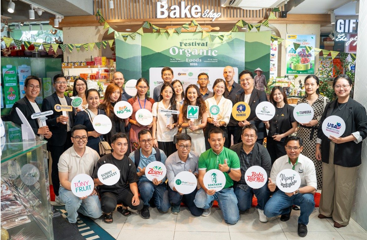 Đại biểu, doanh nghiệp và các đơn vị đồng hành chụp ảnh lưu niệm tại lễ khai mạc Festival Organic Foods 2026.