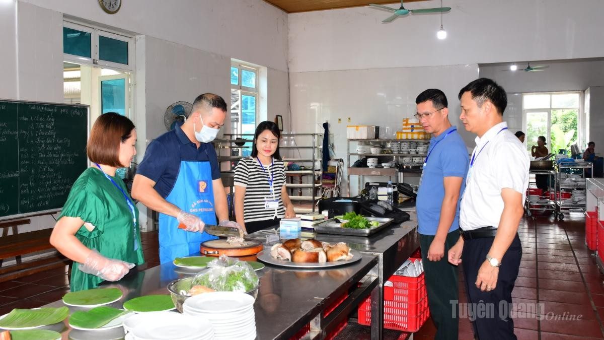 Đoàn kiểm tra khu chế biến của Nhà khách Kim Bình Ảnh Báo TQ