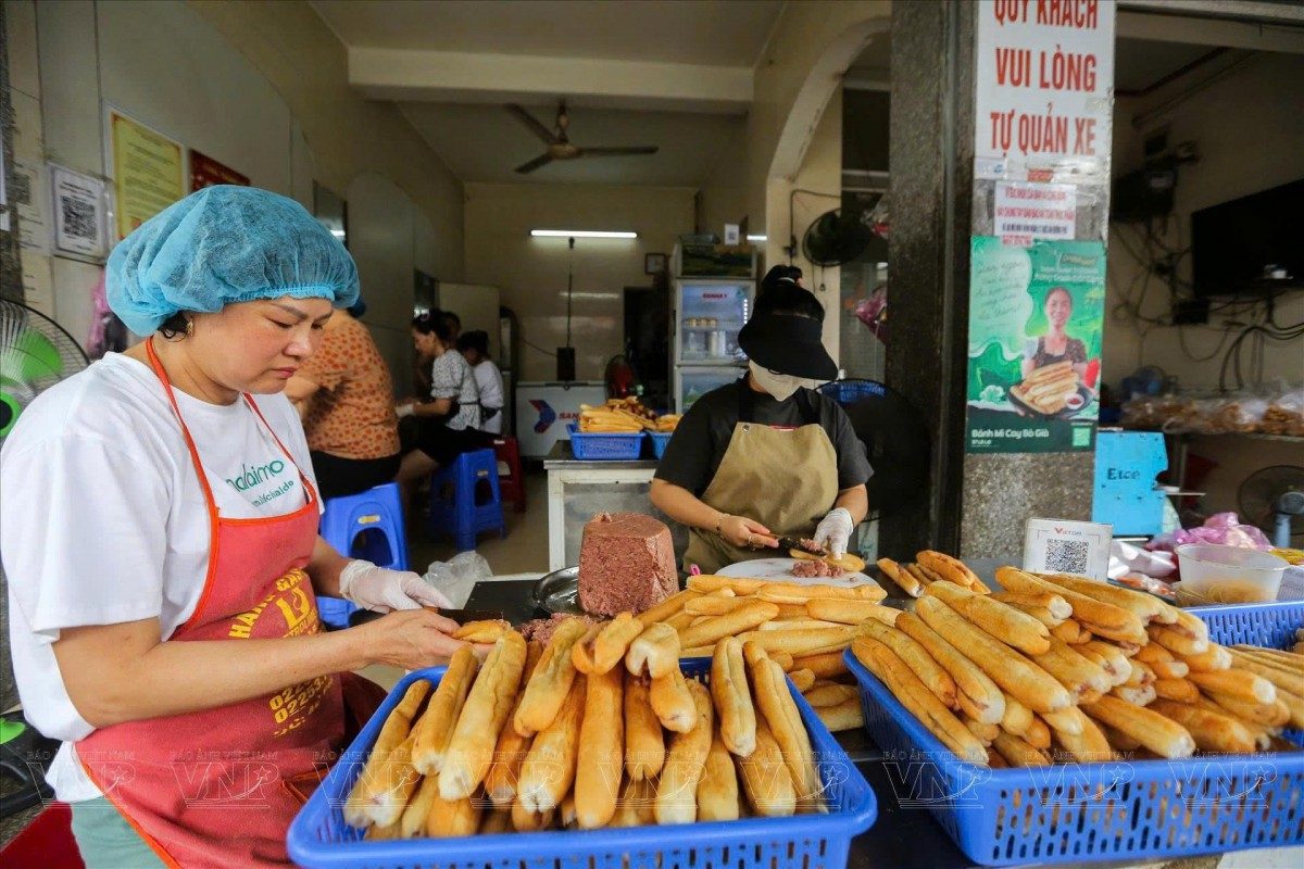 Bánh mì cay và pate Cột đèn: Bản lĩnh di sản trước