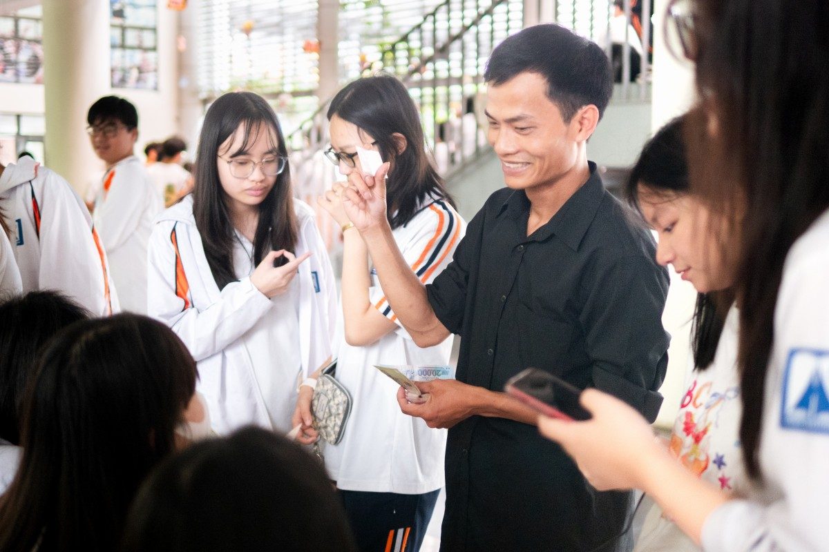 Hình ảnh mọi người tấp nập ghé thăm gian bánh.