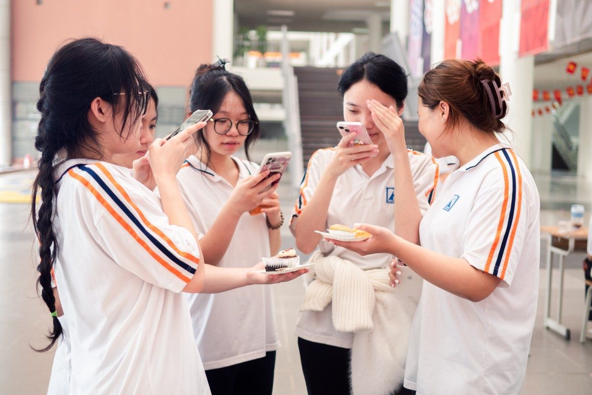 Các bạn học sinh hào hứng trải nghiệm, ghi lại vị ngọt ngào của những chiếc bánh qua từng bức hình.