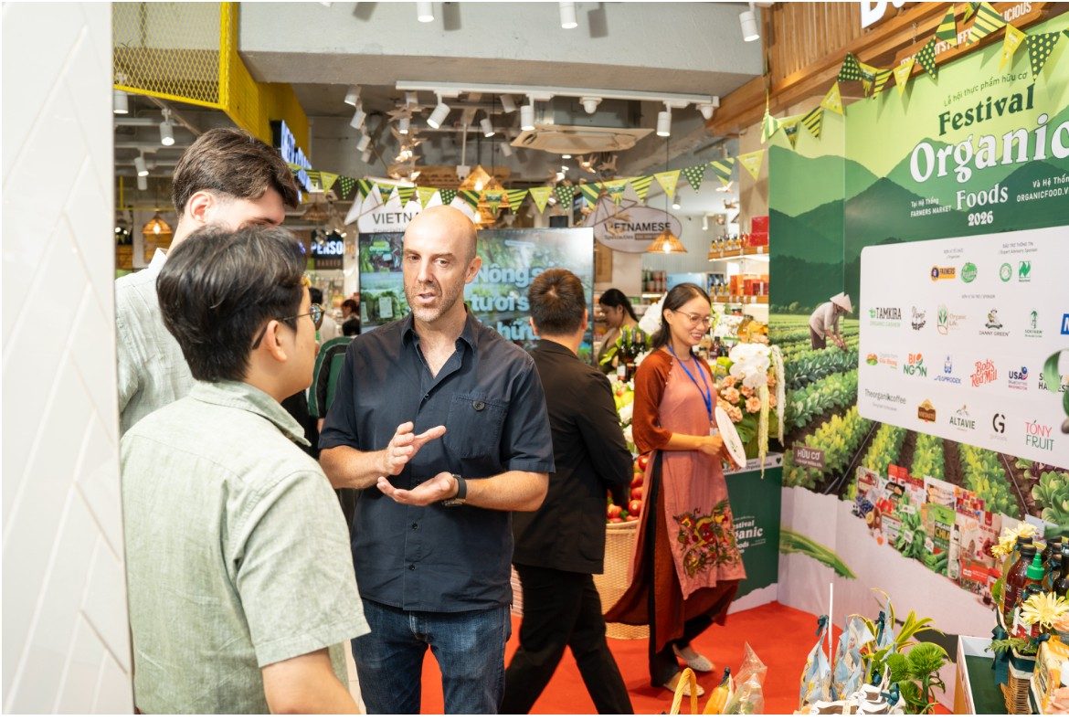Ông Albin Deforges, Giám đốc Naturland tại Việt Nam, trao đổi với các đại biểu bên lề Festival Organic Foods 2026.