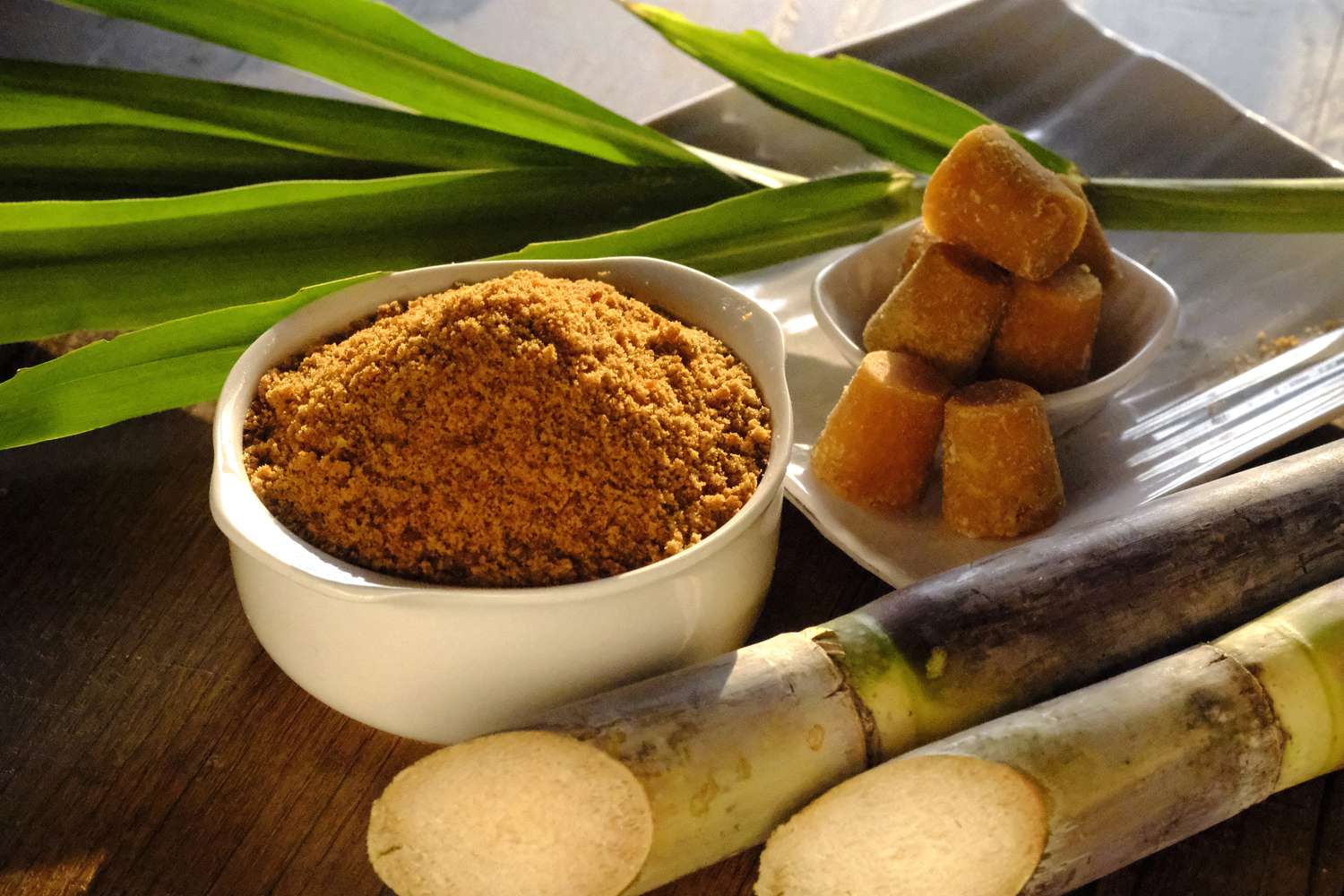 Công dụng làm đẹp bất ngờ của đường mía thô