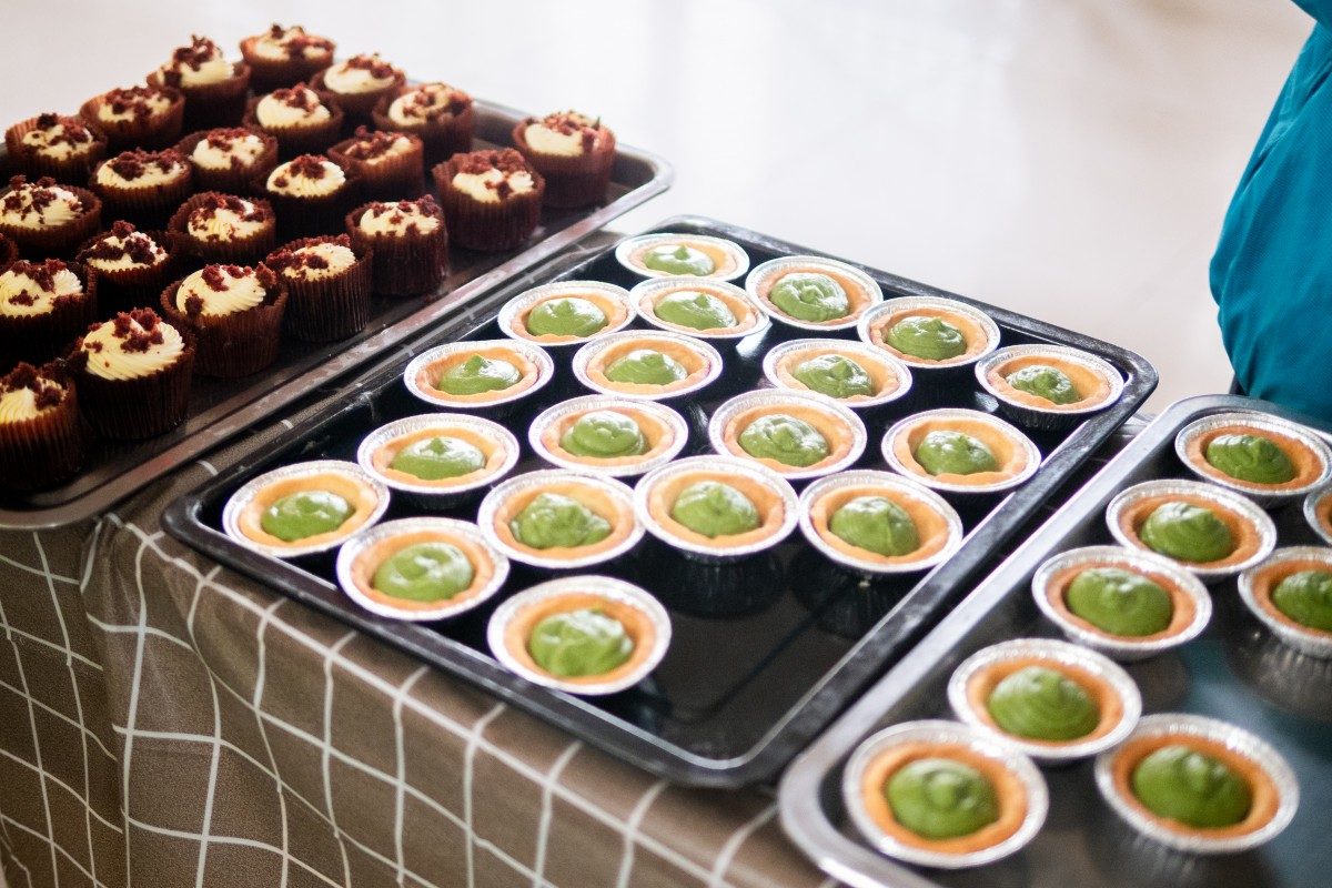 Những chiếc bánh tại chương trình Cakes For Charity 2026 được bài trí bắt mắt, hương vị ngọt ngào do chính tay mỗi thành viên câu lạc bộ hoàn thiện đầy chỉn chu.