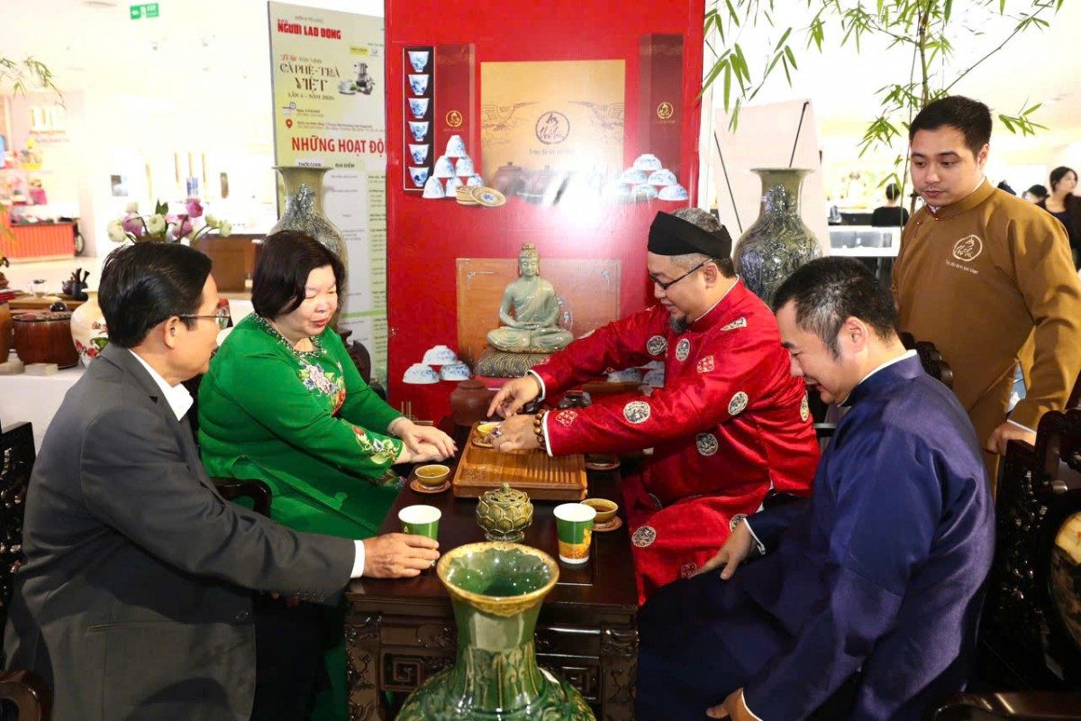 Bà Cao Xuân Thu Vân, Chủ tịch Liên minh Hợp tác xã Việt Nam, thưởng thức trà thương hiệu An Thổ Túc - Tròn Đủ Ấm Trà Việt - Ảnh NLĐ