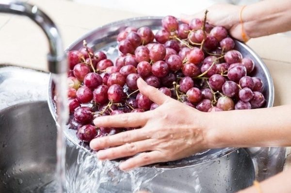 Cách loại bỏ dư lượng thuốc bảo vệ thực vật trên nho và dâu tây
