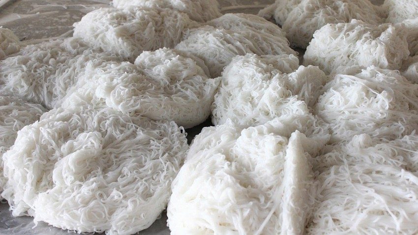 Những sợi bún thơm ngon được những ngời dân làng nghề bún bánh Đông Quang sản xuất đưa ra thị trường tiêu thụ.