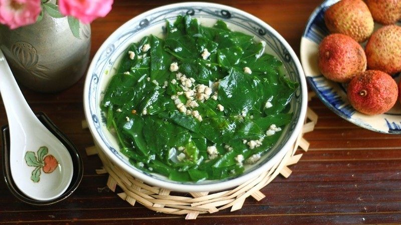 Canh rau sâm đất không chỉ kích thích vị giác mà còn giúp giải tỏa cơn nóng trong cơ thể một cách hiệu quả