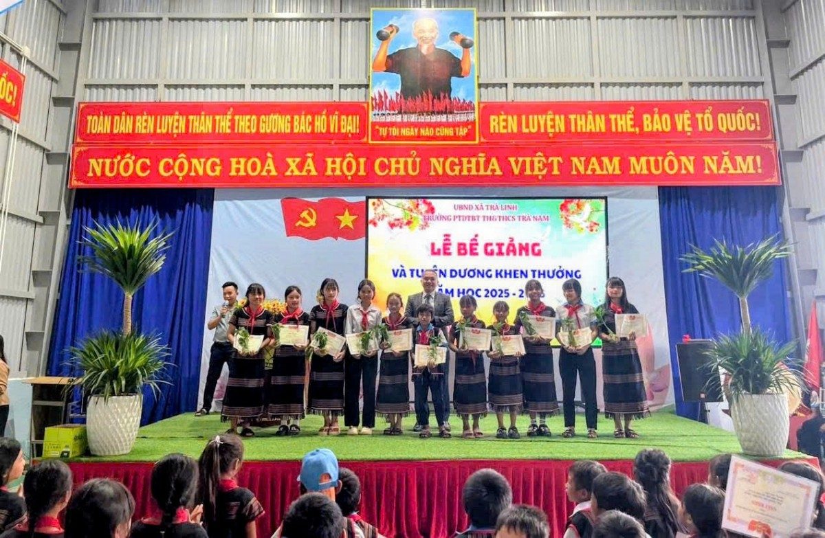 Món quà độc đáo này không chỉ ghi nhận nỗ lực học tập mà còn mang theo khát vọng gieo mầm sinh kế bền vững cho tương lai.